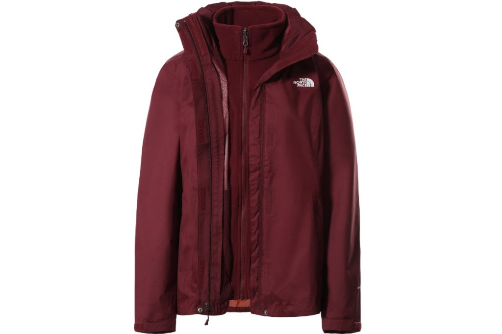 Rote Winterjacke von The North Face von vorne mit geöffnetem Frontreißverschluss und geschlossenem roten Fleece dadrunter auf weißem Hintergrund