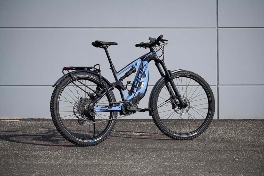 E-Bike vor einer Wand stehend