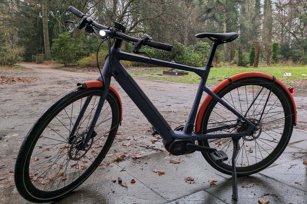 Fahrrad bei Regen in Park stehend