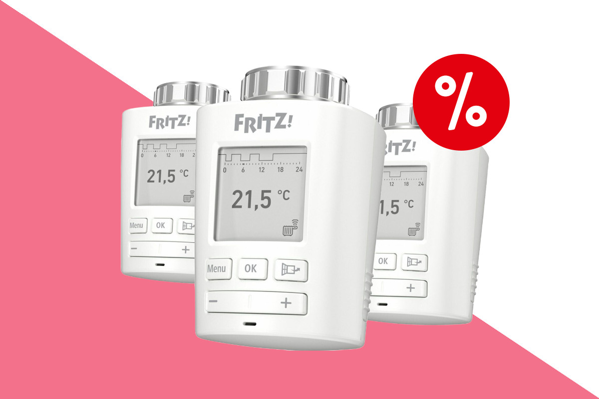 Drei weiße Fritz Dect 301 Thermostate in Reihe, einer vorgestellt schräg von vorne auf pink weißem Hintergrund mit rotem Prozentbutton oben rechts