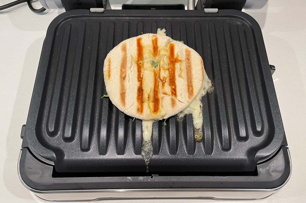 Ein geröstetes Panini auf der Grillfläche des Optigrill 4in1 von Tefal.