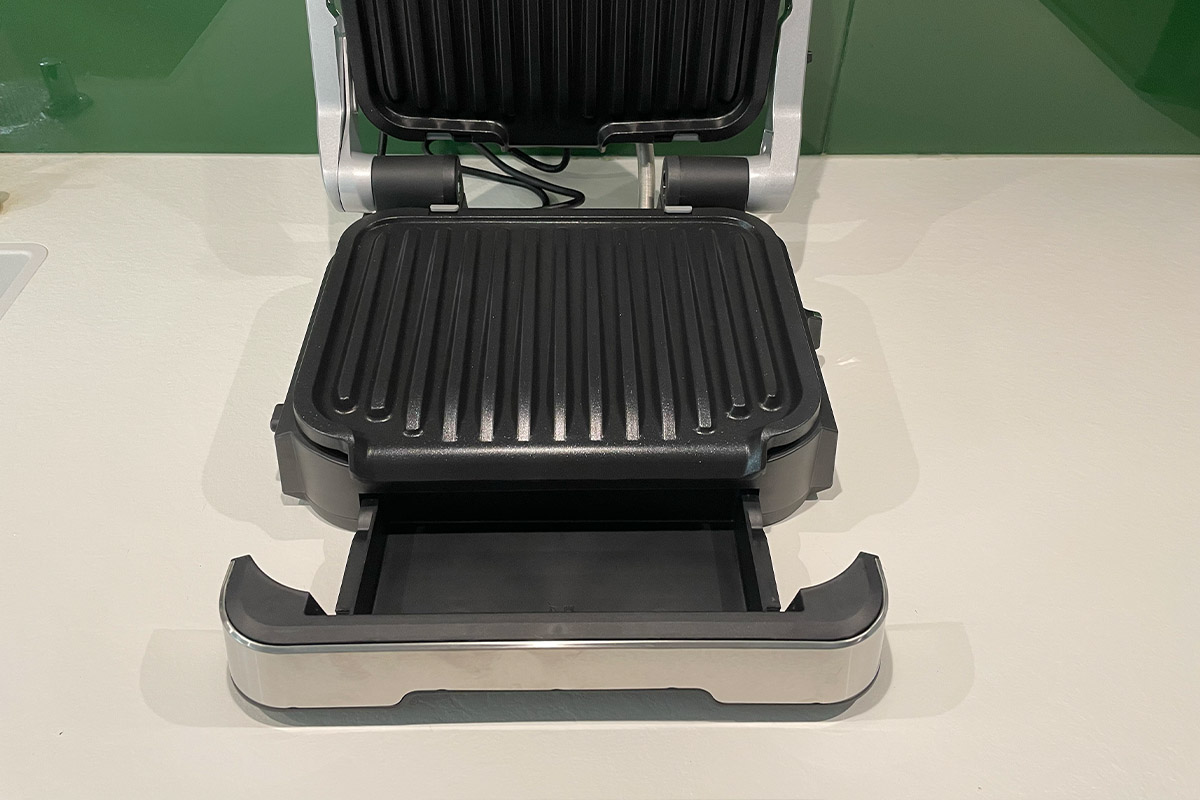 Die Tropfschale des Optigrill 4in1 ist nach vorne herausgezogen.