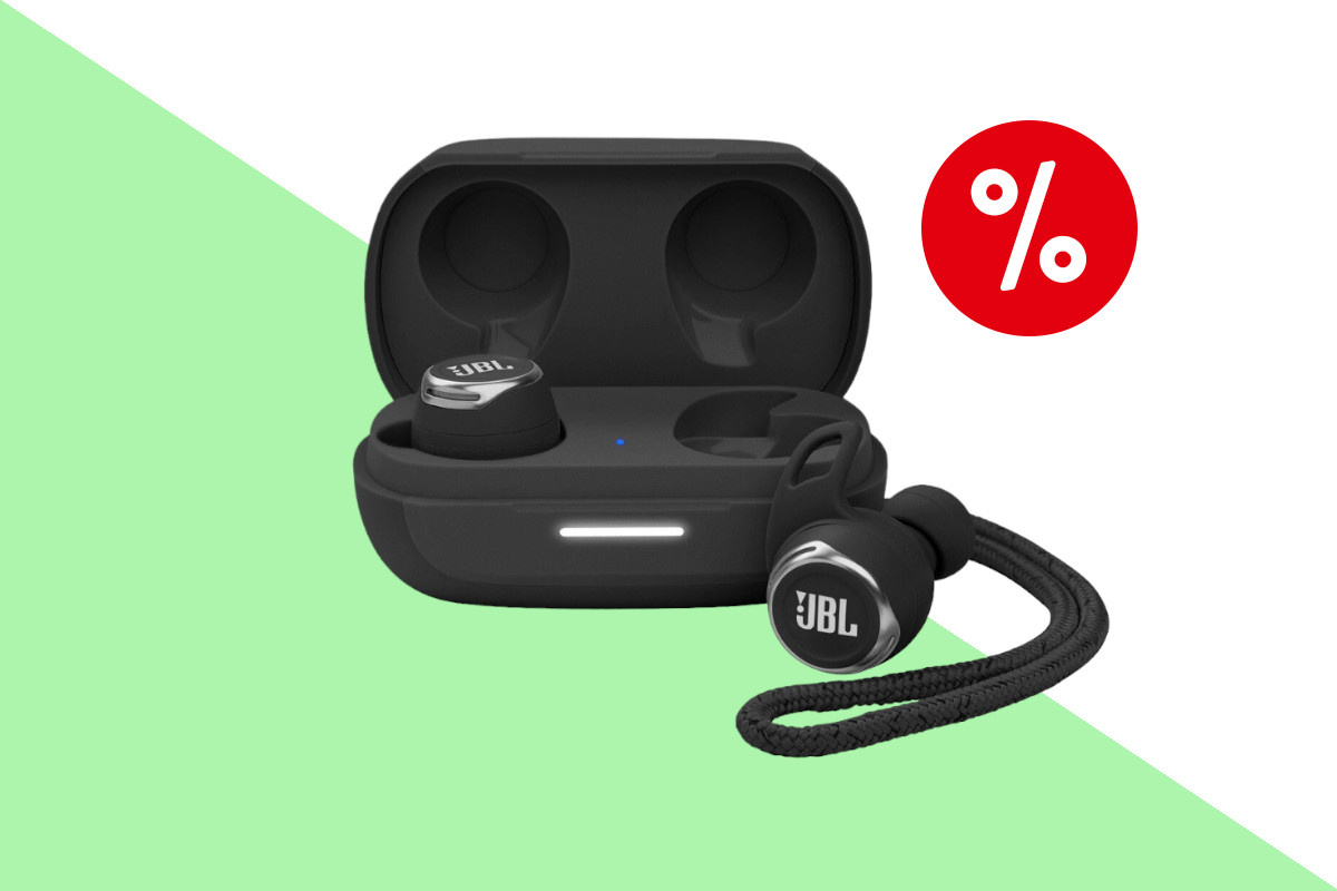 Schwarze JBL-In-Ear-Kopfhörer in schwarzem geöffnetem Lade-Case, einer liegt rechts davor, auf grün weißem Hintergrund mit rotem Prozentbutton rechts oben