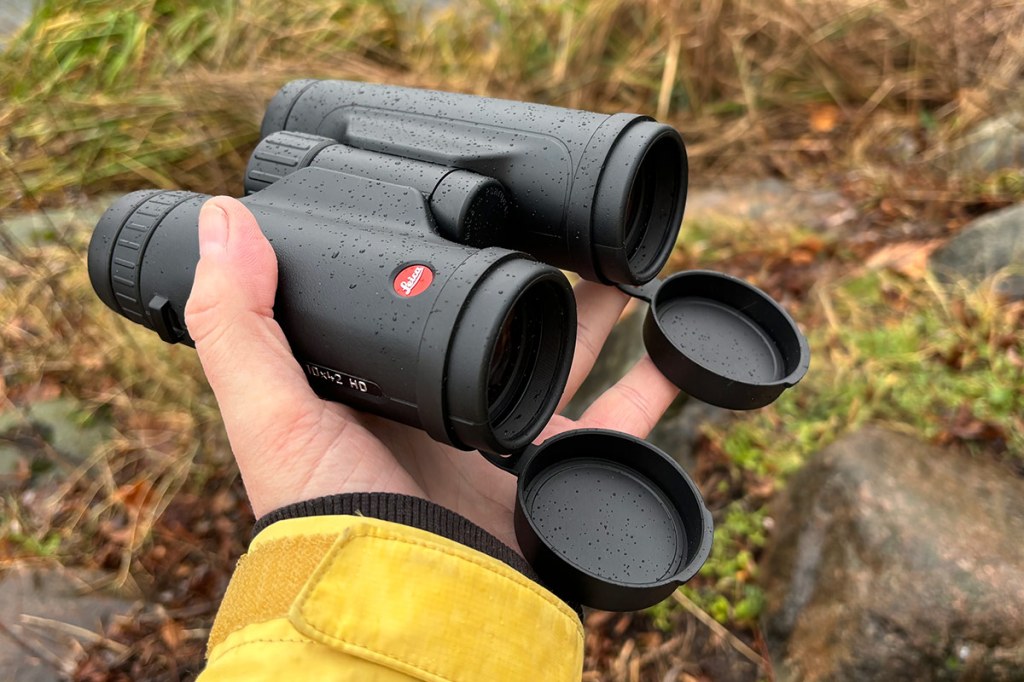 Das Leica-Fernglas Trinovid HD in einer Hand gehalten.