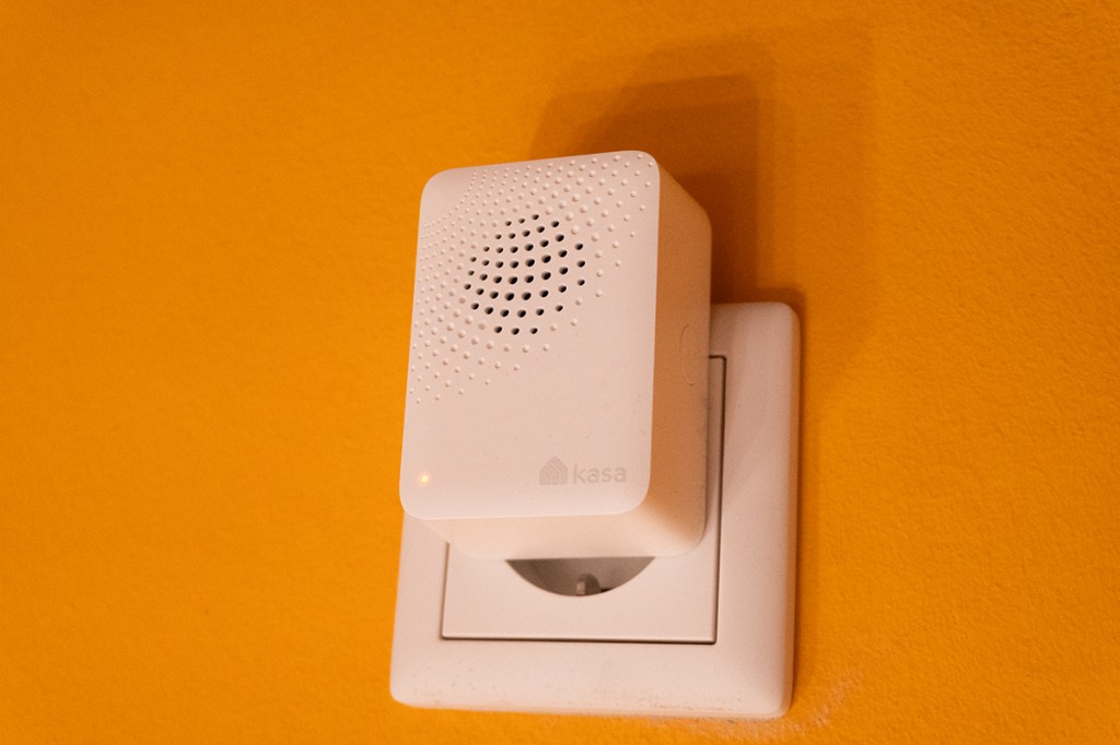 TP-Link Gatewy in der Steckdose auf einer Wand