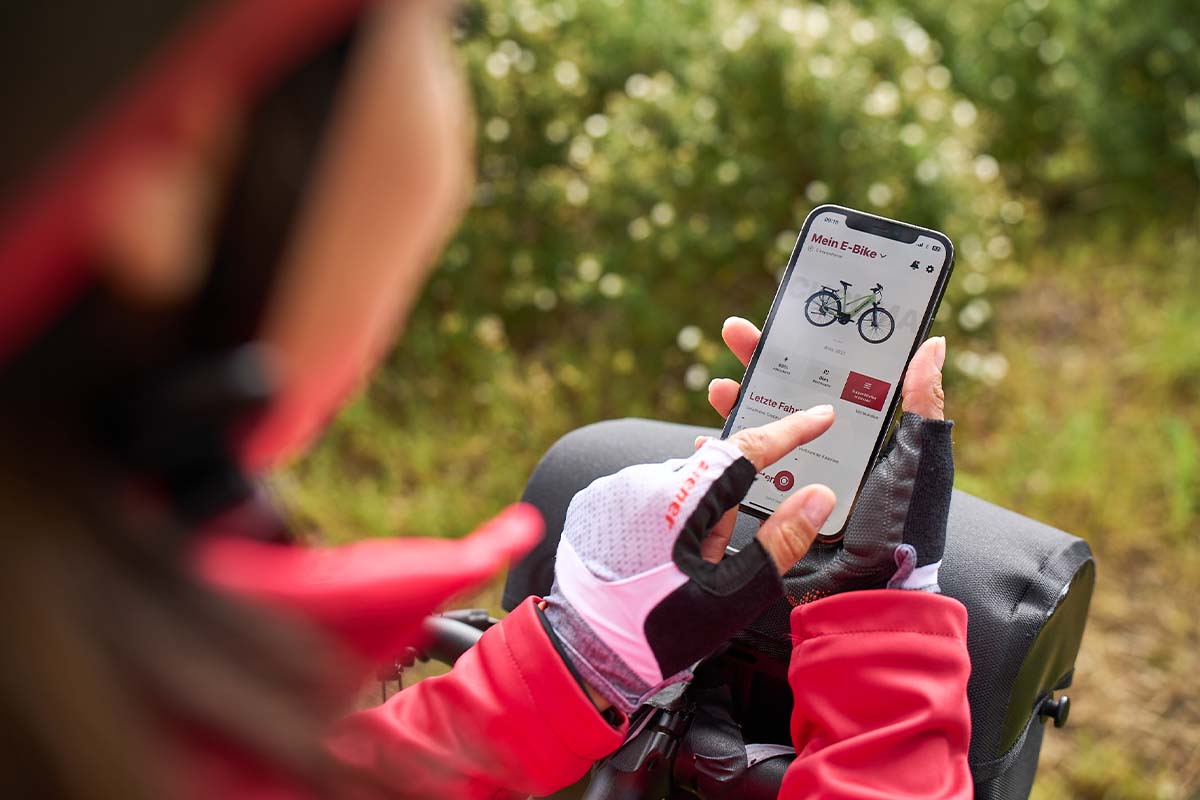 Overshoulder Blick auf ein Smartphone, Person tippt mit der Hand auf dem Display