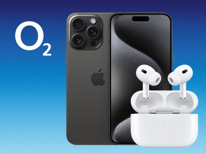 iPhone 15 Pro Max in Schwarz und Apple AirPods Pro vor blauem Hintergrund