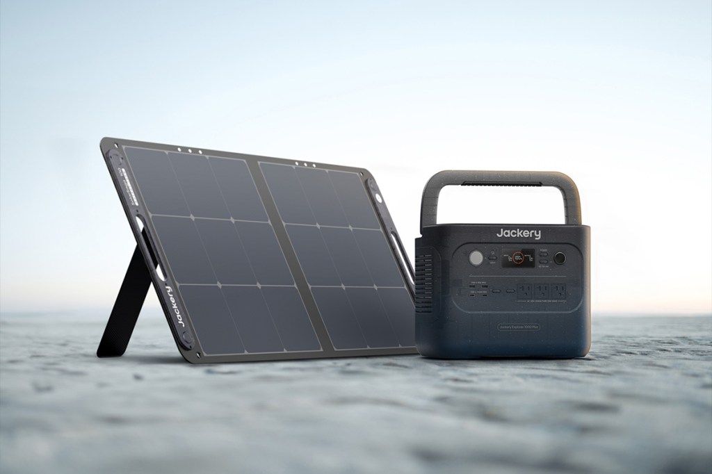 Die neue Jackery Galaxy 1000 Plus mit Solarpanel vor einem sonnig-blauen Himmel.