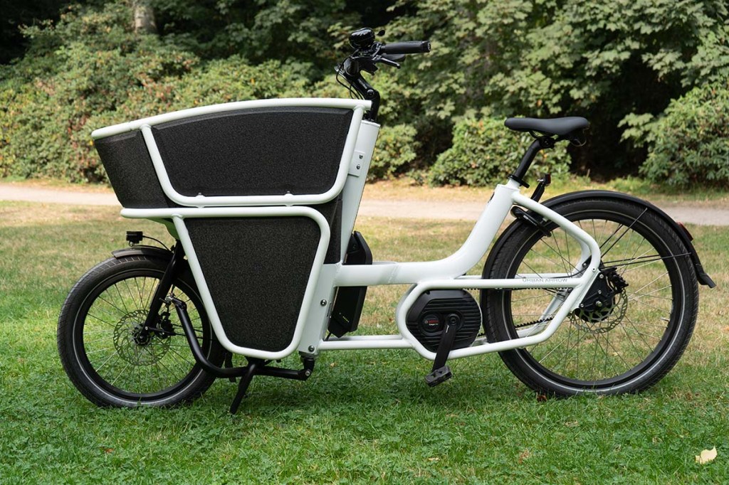 Cargo-E-Bike von der seite, auf einer Wiese stehend