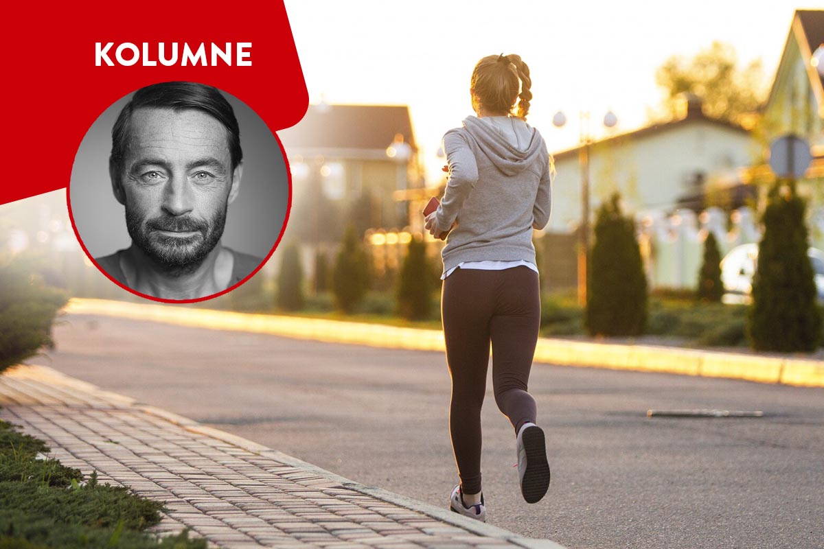 Person läuft auf der Straße entgegen der aufgehenden Sonne.