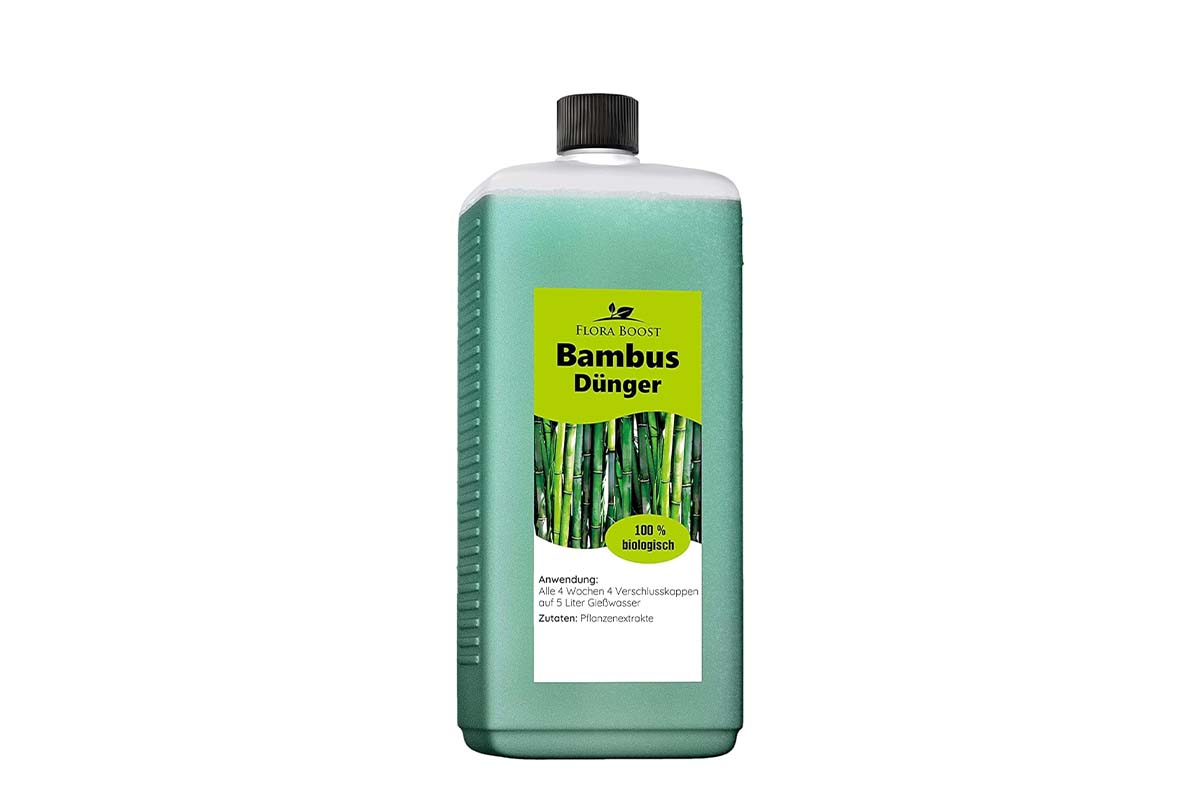 Productshot Plastikflasche mit grünem Dünger