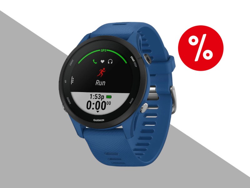 Blaue Garmin Forerunner Smartwatch schräg von vorne mit schwarzem Display, dass eine Zeit anzeigt auf grau weißem Hintergrund mit rotem Prozentbutton oben rechts