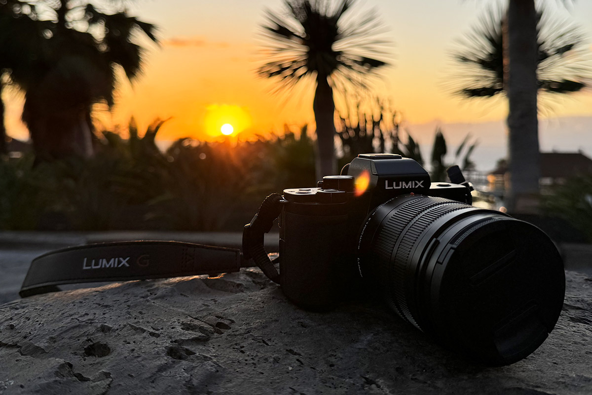 Panasonic Lumix G100D vor einem Sonnenuntergang