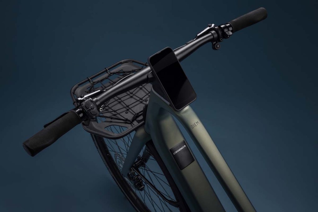 Blick auf den Lenker eines E-Bikes, dort ist ein Smartphone angebracht