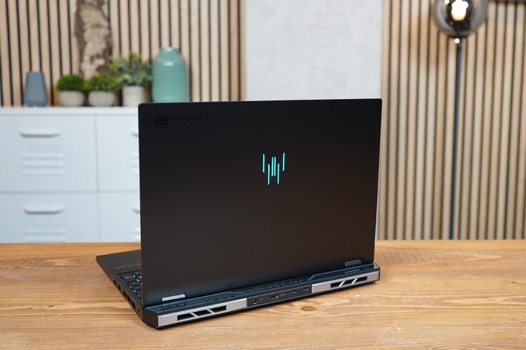 Die Rückseite des Acer Predator Helios 16 Neo auf einem Holztisch fotografiert.