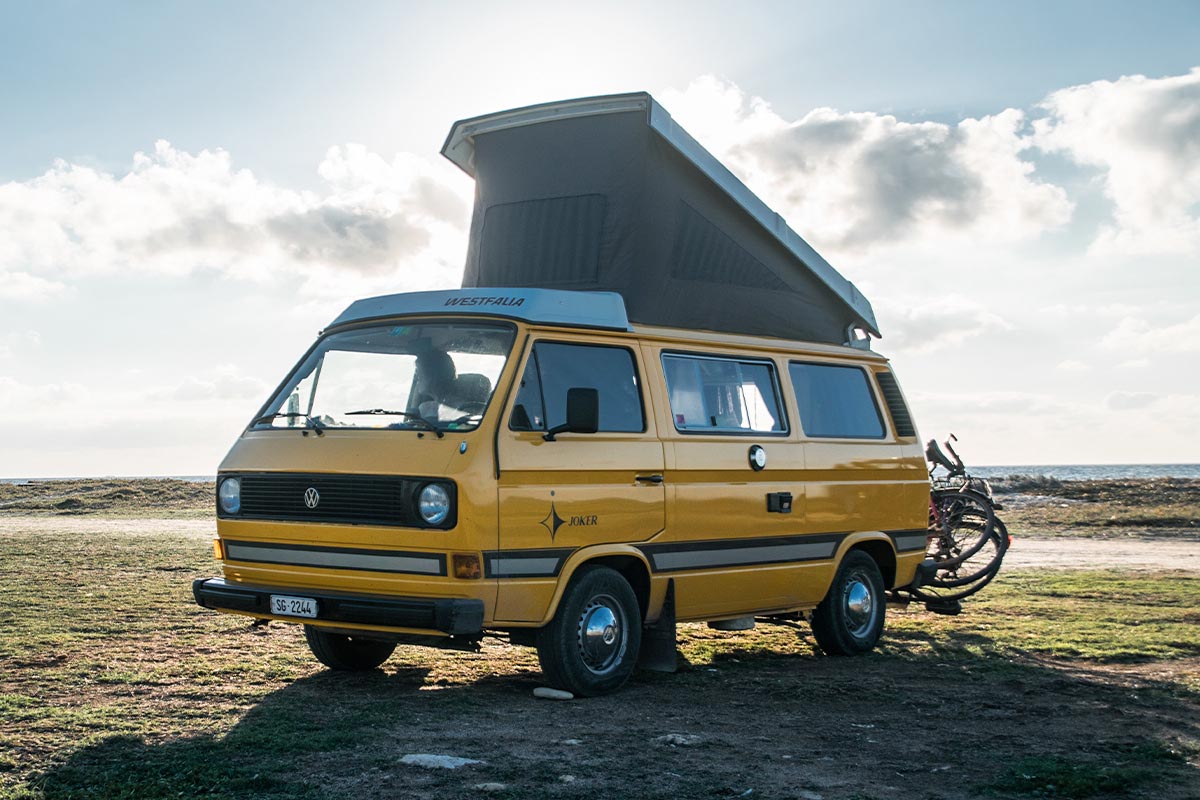 VW-Bus mit aufgestelltem Dach