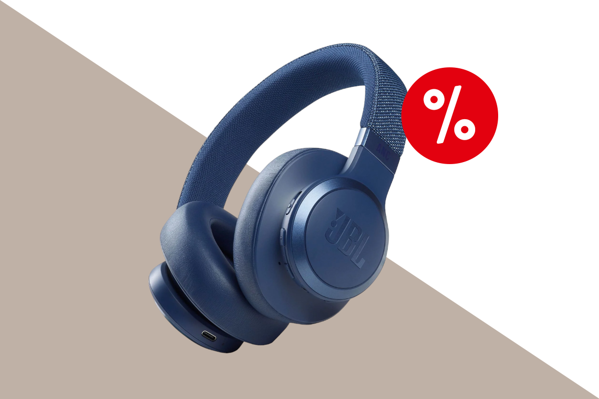 Blaue JBL Live 660NC Over-Ear-Kopfhörer vor beige-weißem Hintergrund und einem rot-weißem Prozentzeichen auf der rechten oberen Seite.