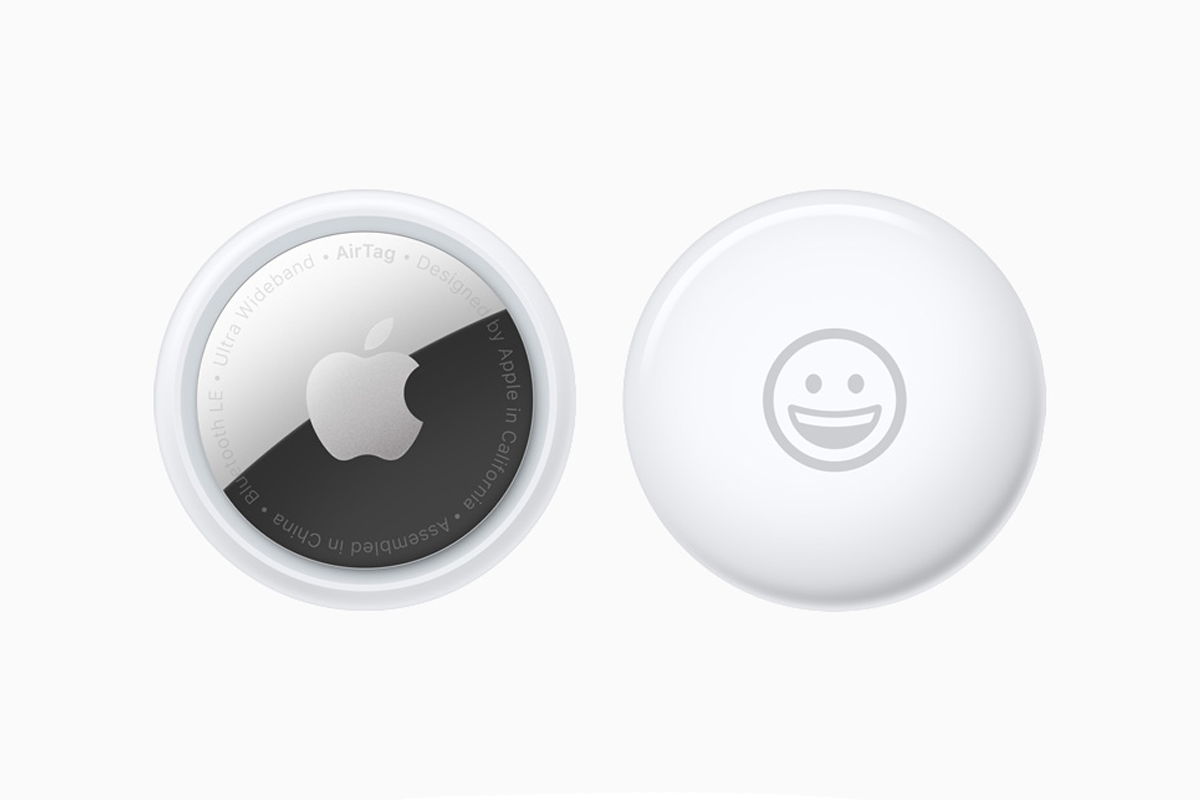 Der Apple AirTag vor weißem Hintergrund.