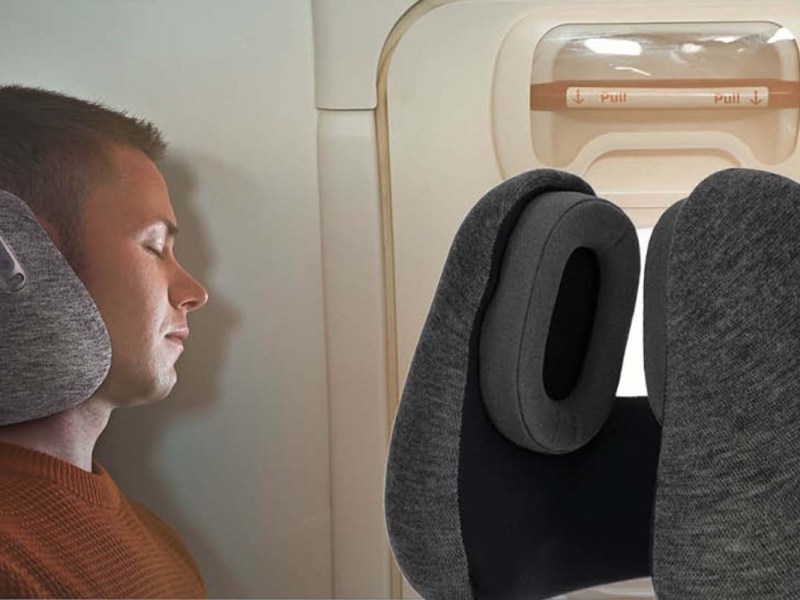 Anschnitt: Mann sitzt schlafend in einem Flugzeug, er hat dicke Kopfhörer auf, danben Productshot eines Nackenkissen-Kopfhörers