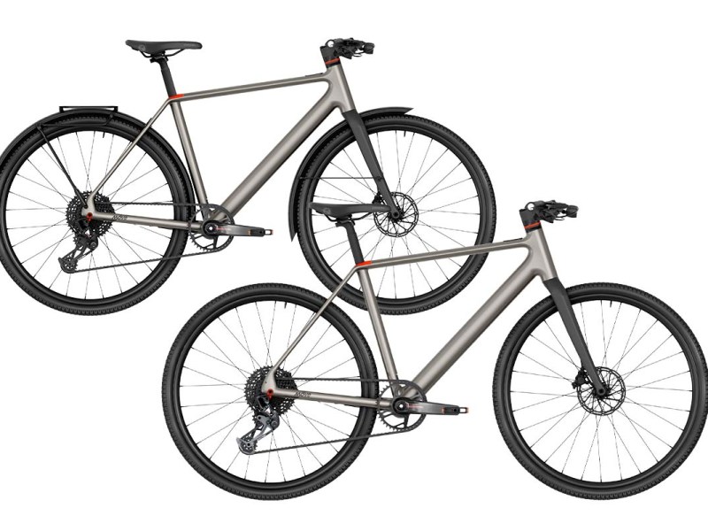 Productshot von zwei neuen E-Bikes, überlappen sich auf dem Bild, auf weißem Hintergrund