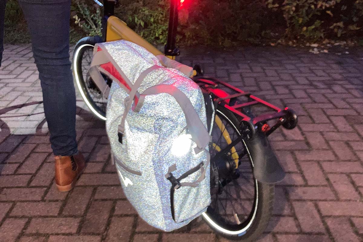 Nahaufnahme refletierende Fahrradtasche an einem Gepäckträger