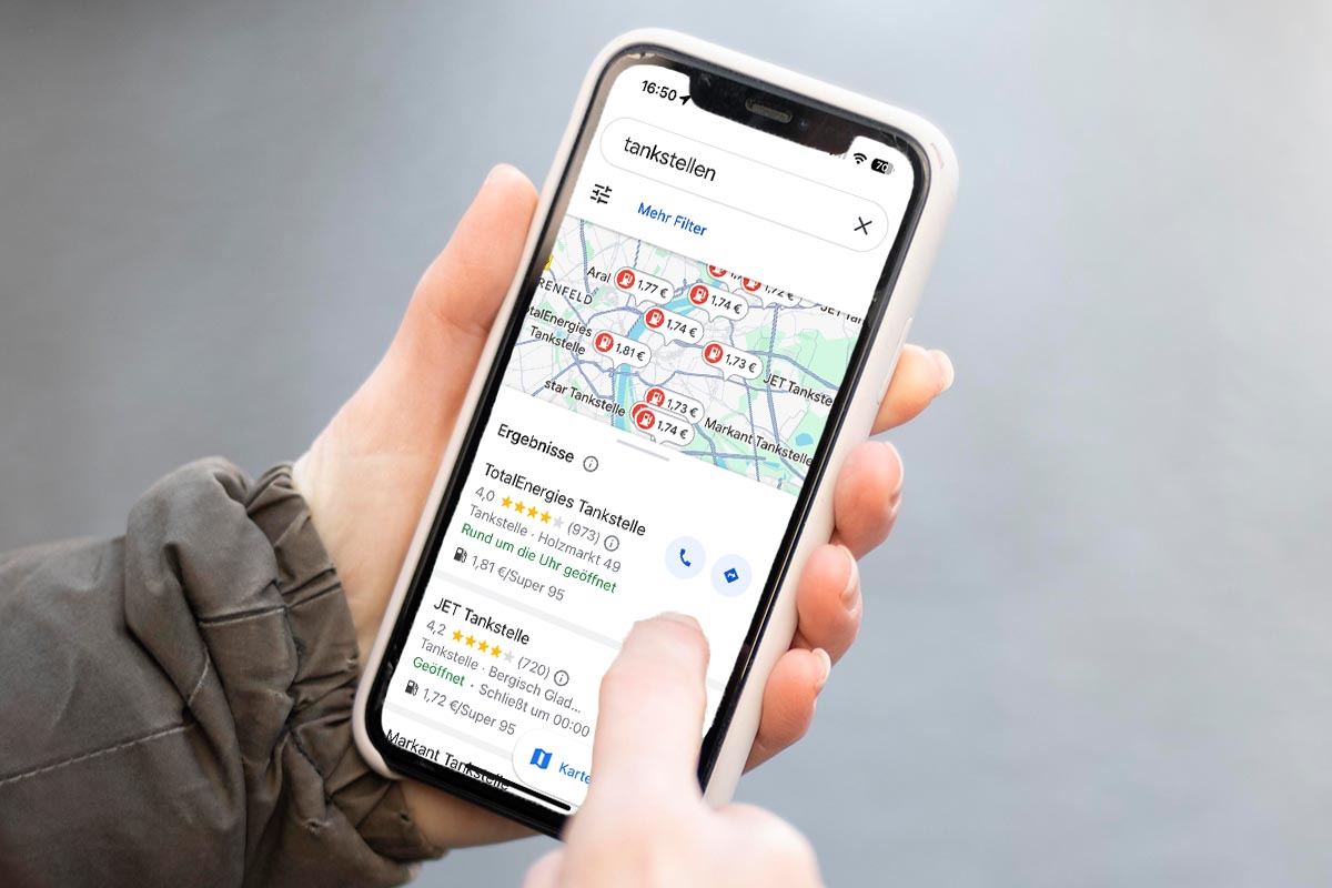 Person mit Smartphone in der Hand, das die Google Maps App geöffnet hat.