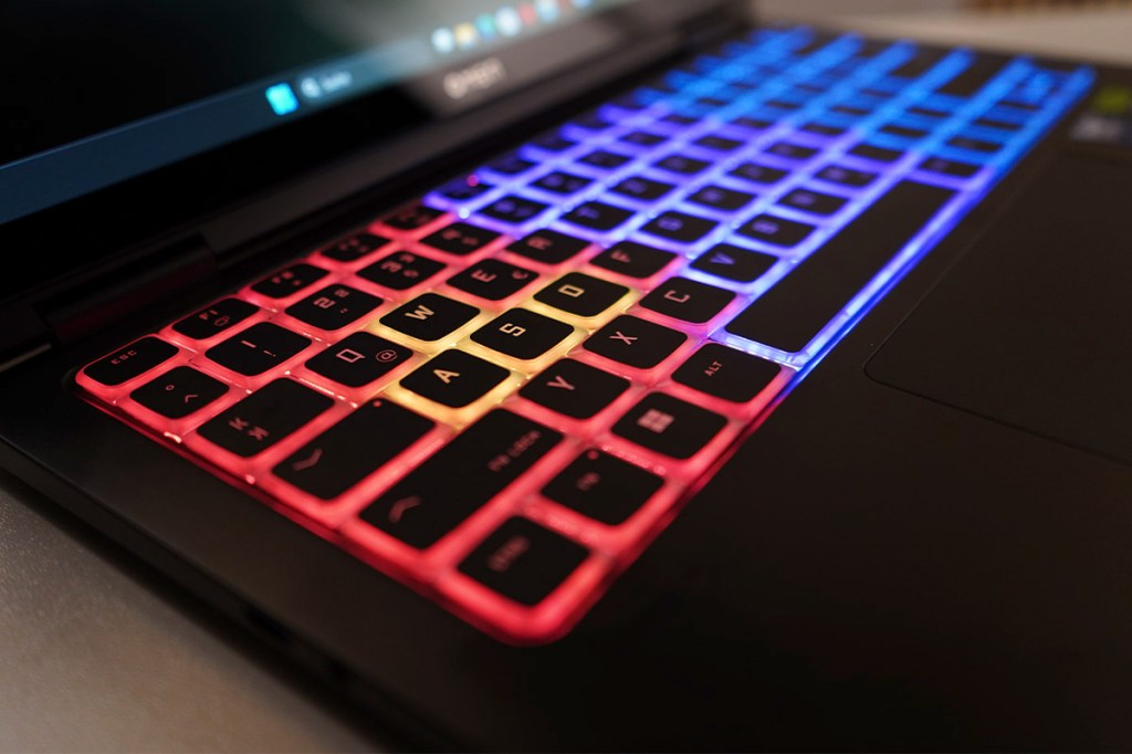 Detailaufnahme einer bekeuchteten Tastatur eines Gaming-Notebooks