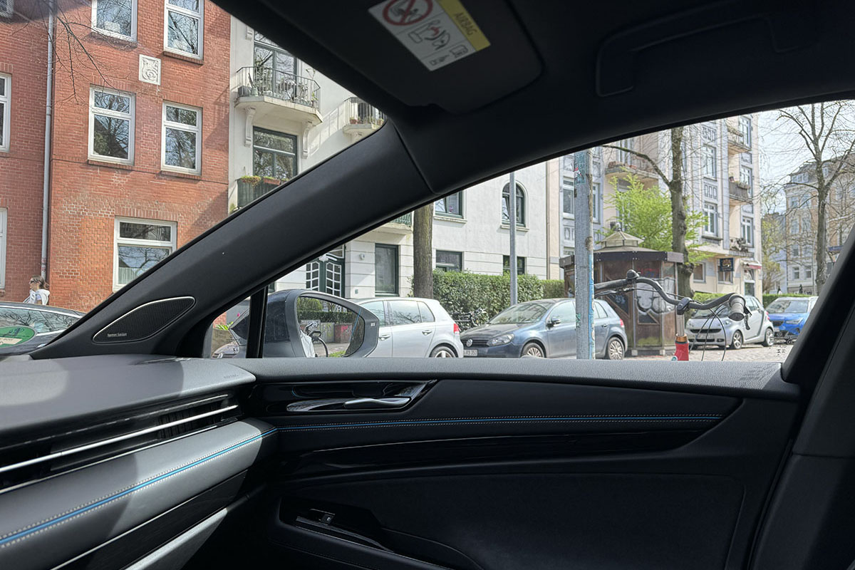 Blick aus dem Innenraum des VW ID.7 durch die rechte Seitenscheibe.