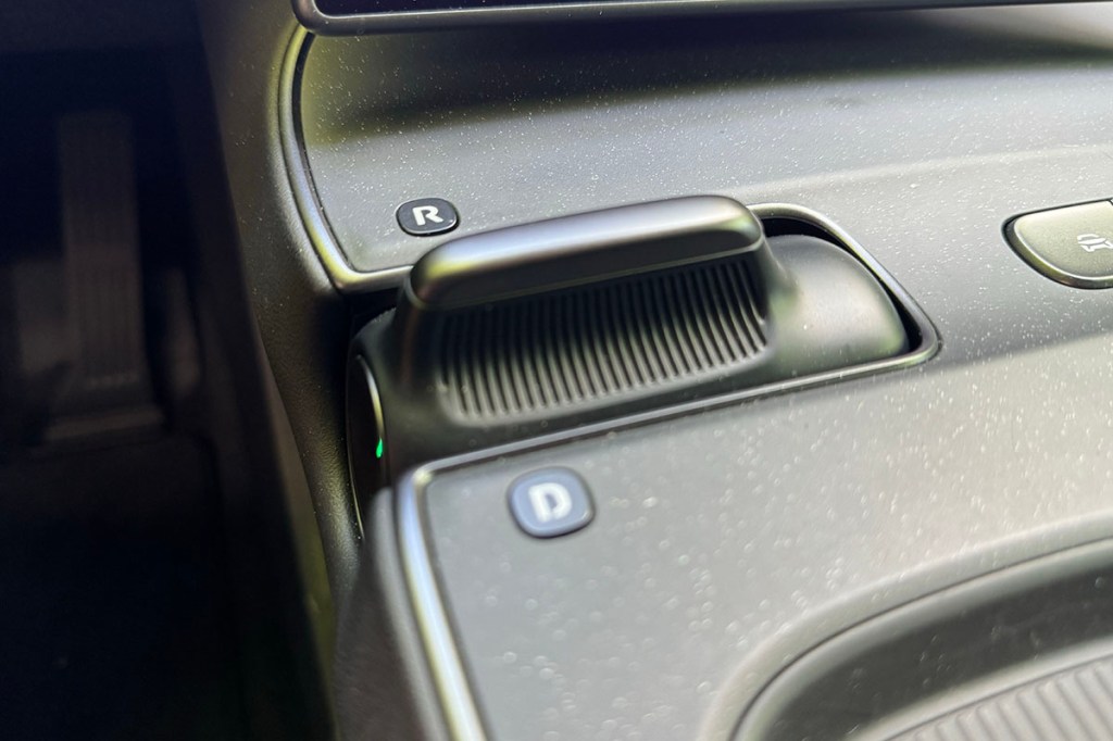 Detailaufnahme des Automatik-Schalthebels beim E-Auto Nio ET5 Touring.