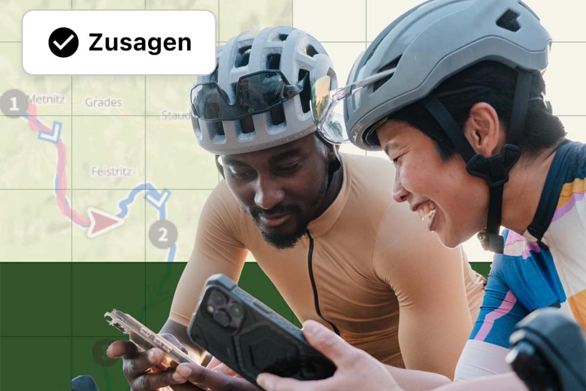 Zwei Personen mit Fahrradhelmen stehen nebeneinander und gucken auf ihre Smartphones, im Hintergrund ist eine Karte zu sehen.