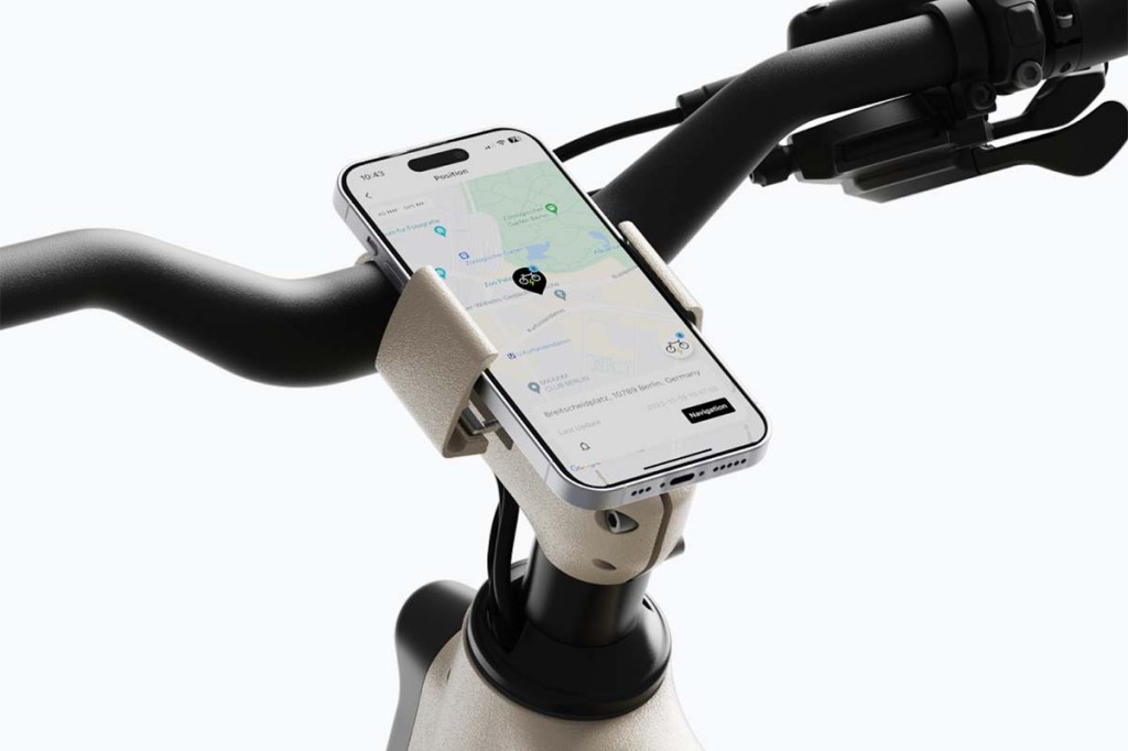 Nahaufnahme Smartphonehalterung mit Smartphone am Fahrradlenker