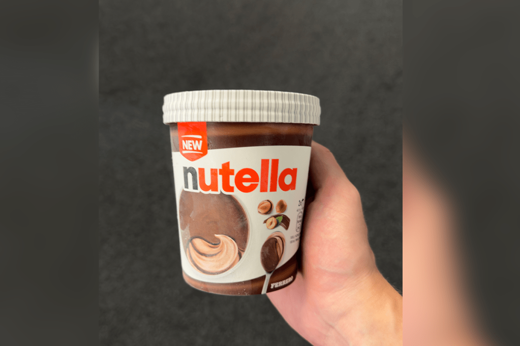Das Nutella-Eis in der Hand gehalten.