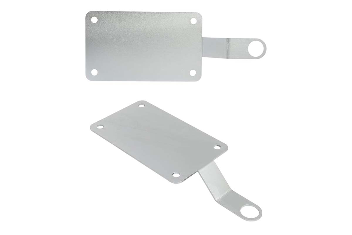 Zwei Bodenmetallplatten mit Oesen auf weißem Grund