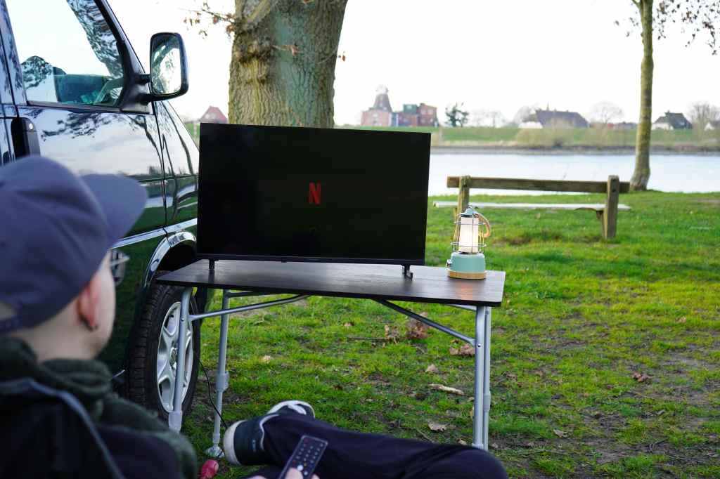 Der Camping-TV steht im Freien.