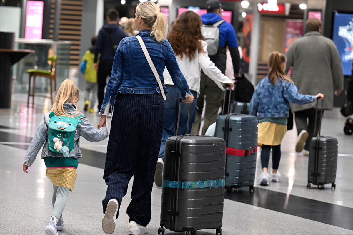 Nordrhein-Westfalen, Düsseldorf: Passagiere schieben ihre Koffer am Flughafen der Landeshauptstadt zur Gepäckaufgabe.