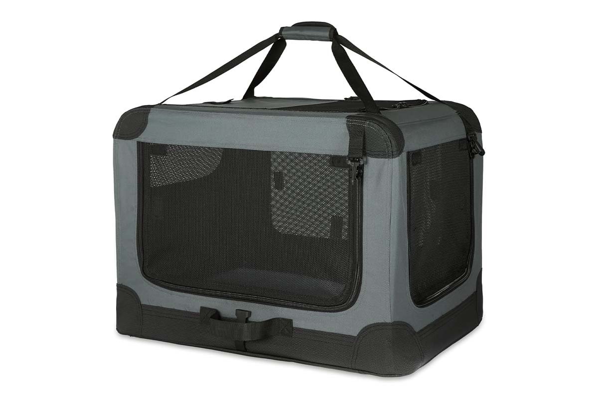 graue Hundetransportbox auf weißem Grund