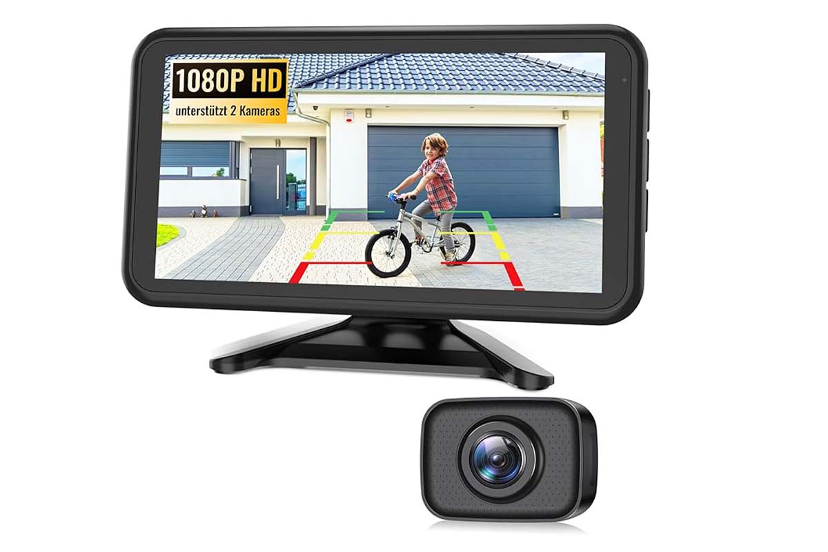 Monitor fürs Auto mit separater Kamera auf weißem Grund