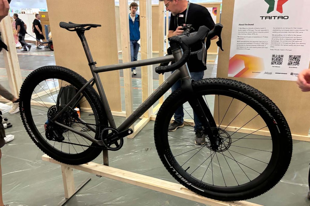 Gravelbike auf einem Präsentationsstand