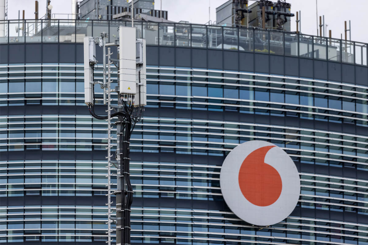ARCHIV - 29.05.2024, Nordrhein-Westfalen, Düsseldorf: Mobilfunkantennen von Vodafone sind vor der Deutschlandzentrale installiert.