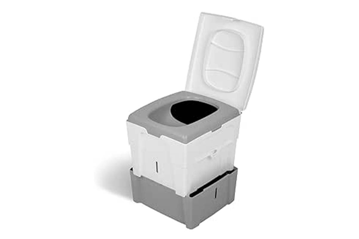 Trenntoilette auf weißem Grund