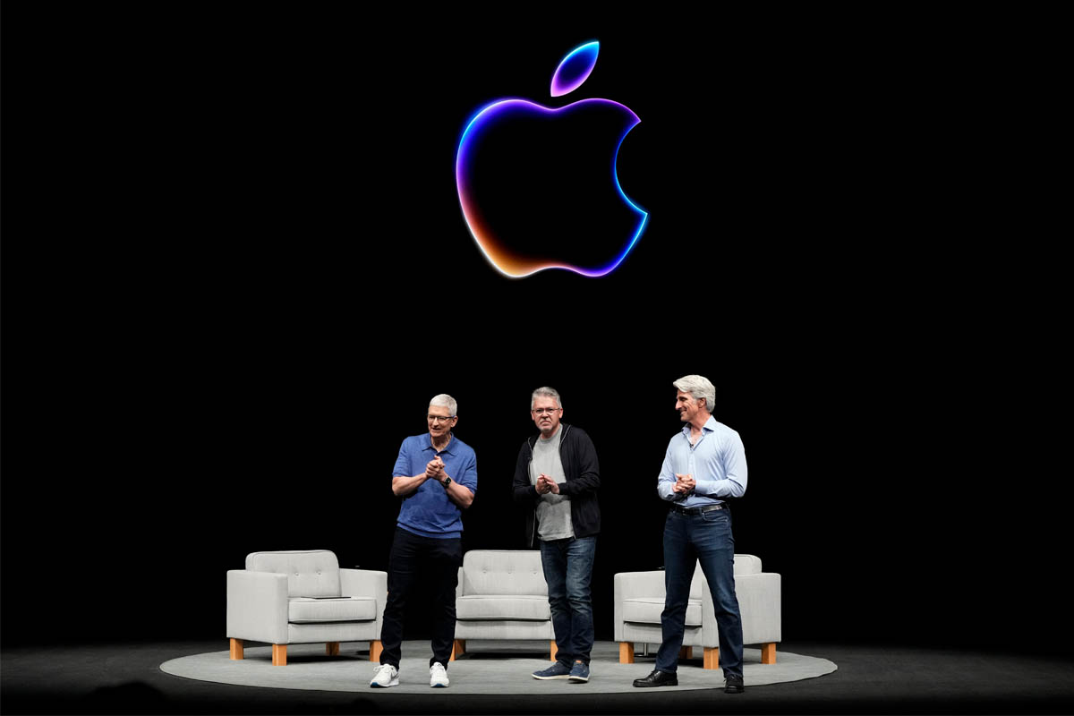 10.06.2024, USA, Cupertino: Apple CEO Tim Cook (l) spricht zusammen mit Craig Federighi (r) , Senior Vice President of Software Engineering, und John Giannandrea, Senior Vice President of Machine Learning and AI Strategy, während der Apple-Entwicklerkonferenz WWDC.