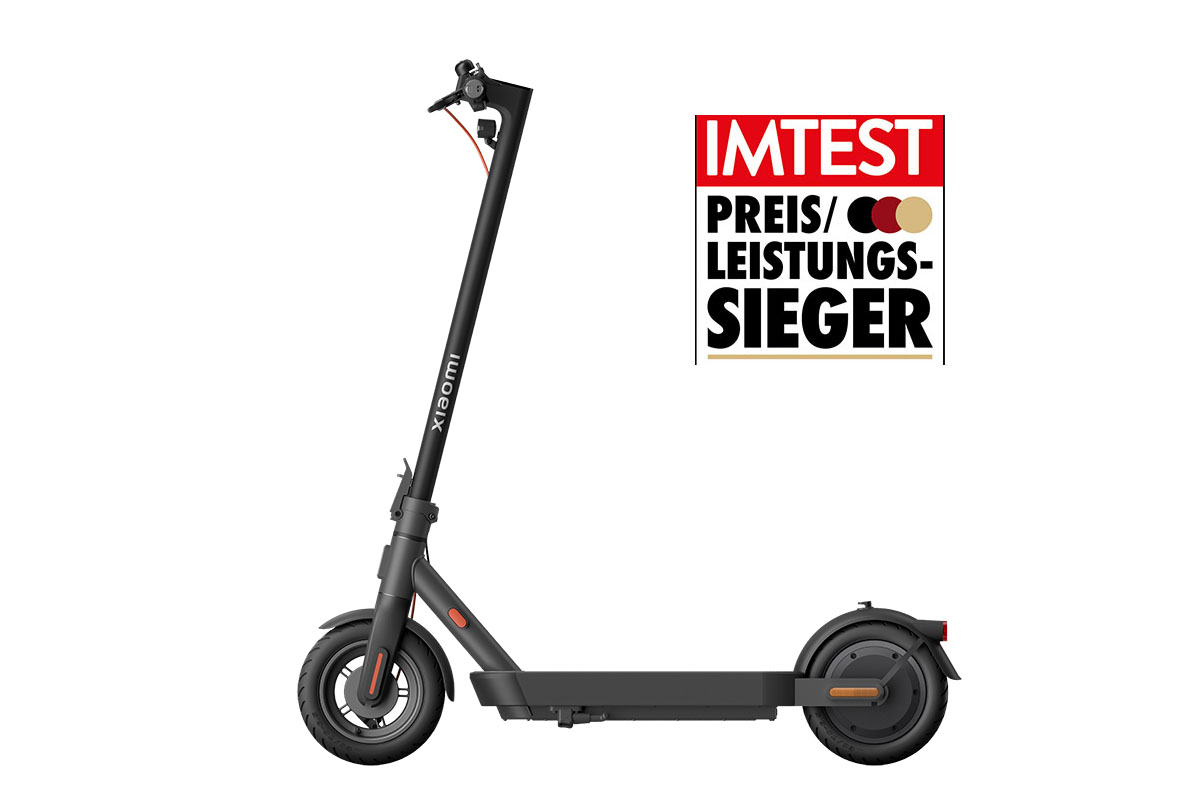 E-Scooter von Xiaomi im Profil vor weißem Hintergrund mit Preis-Leistungssieger-Siegel von IMTEST.