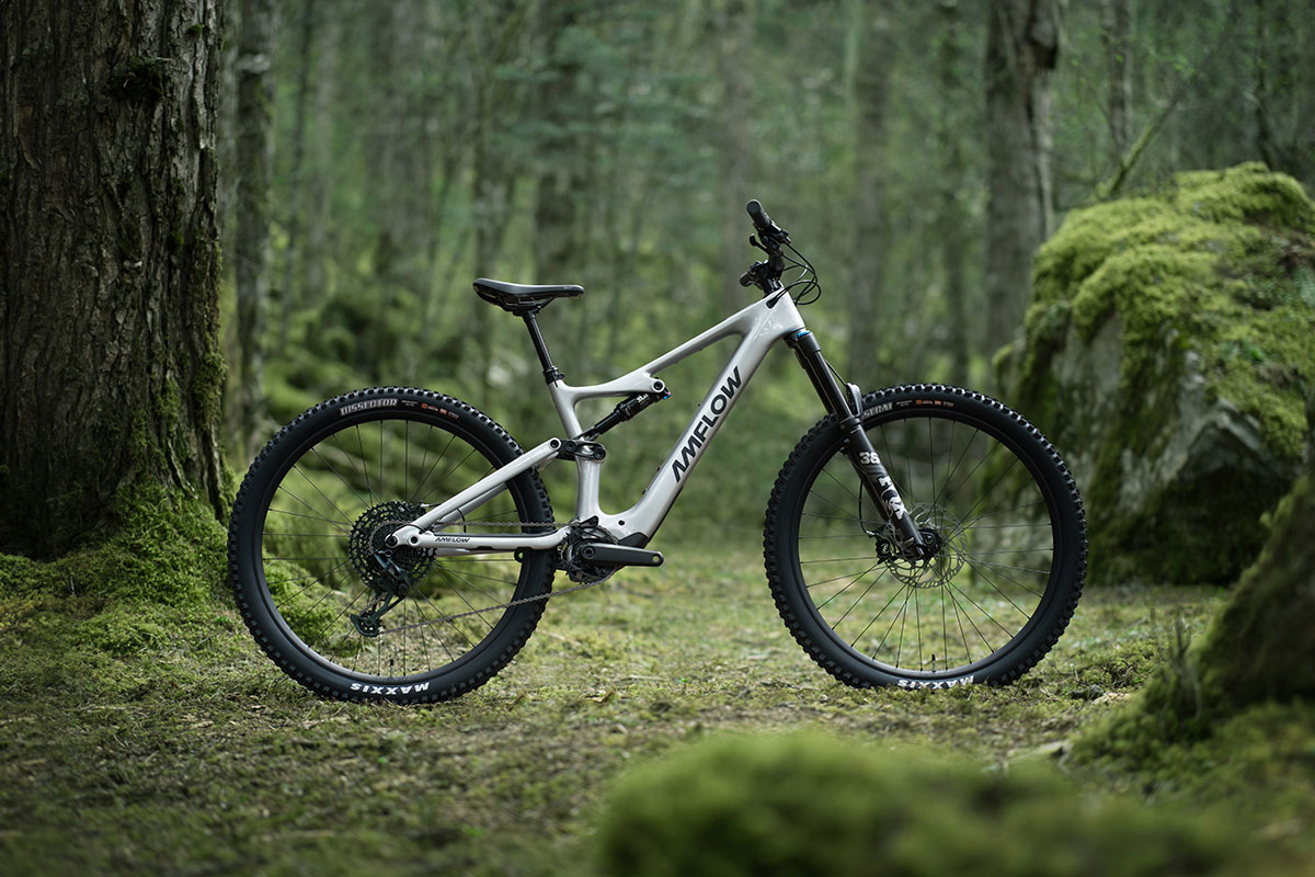 Weißes E-Mountainbike Amflow P vom Drohnenghersteller DJI steht in einem Wald.