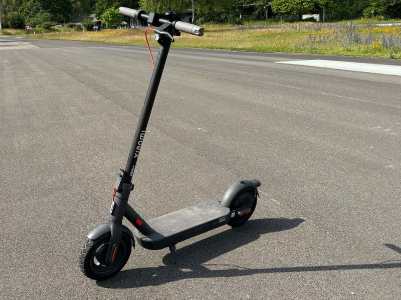 E-Scooter auf einer leeren breiten Straße stehend