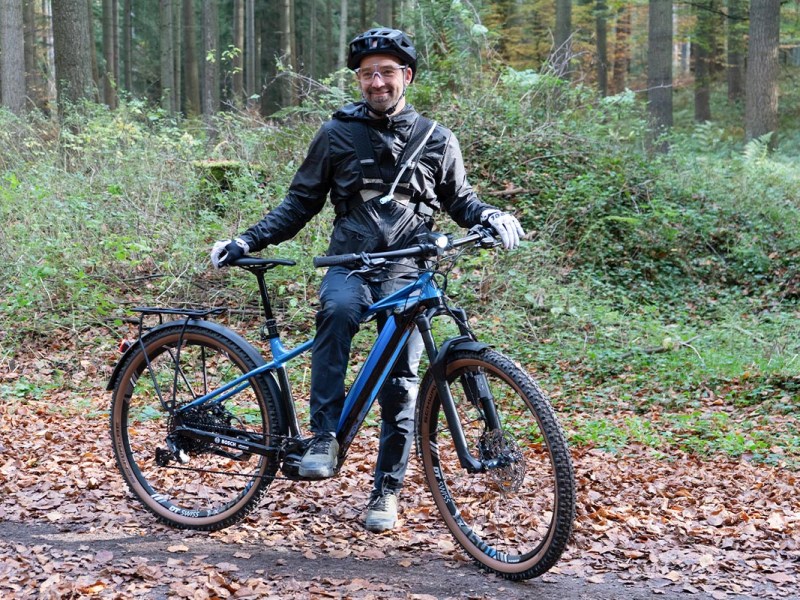 Person mit Helm auf einem E-Bike.