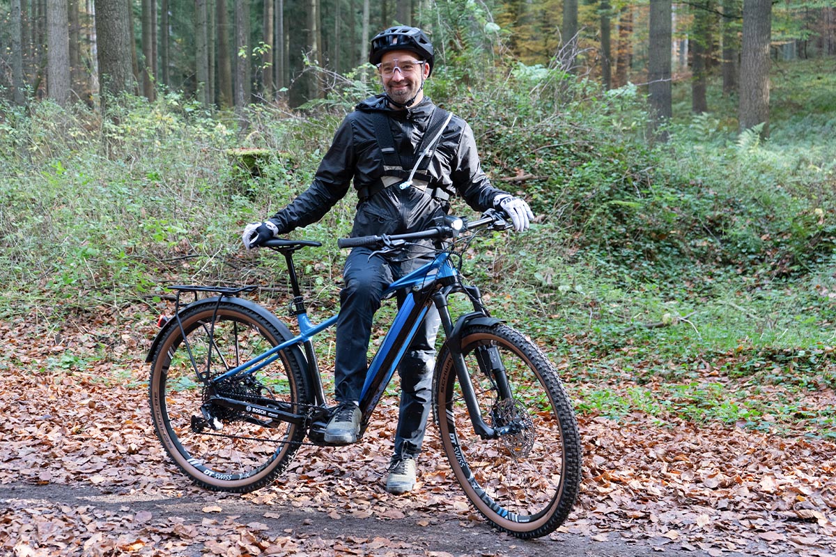 Person mit Helm auf einem E-Bike.