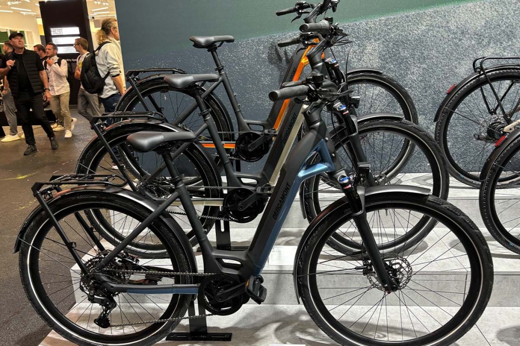 Drei E-Bike auf einem Messestand hintereinander