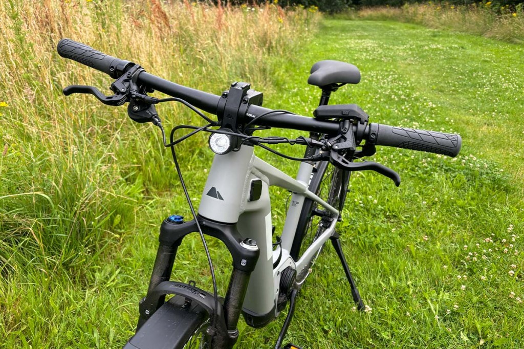 E-Bike von vorne , auf einer Wiese stehend