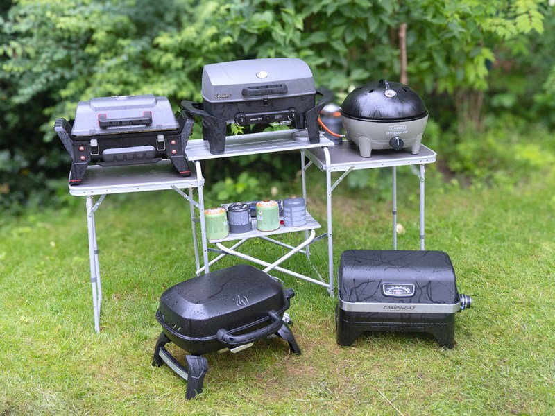 Eine Sammlung von Camopinggrills auf einem Tisch