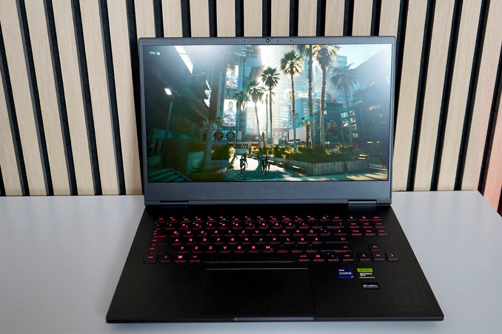 Auf dem Gaming-Notebook HP Omen 16 läuft eine Spiel.